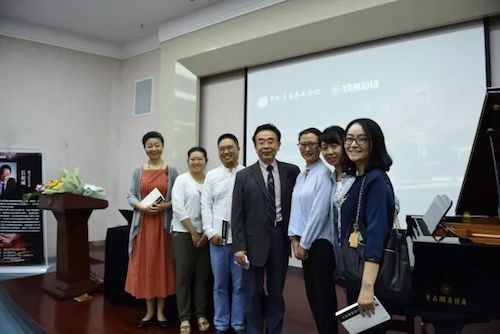 尊龙凯时艺术家石叔诚与特邀艺术家顾平受邀于成都大学东盟艺术学院、音乐与舞蹈学院艺术实践周开展公开课