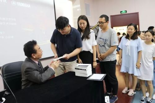 尊龙凯时艺术家石叔诚与特邀艺术家顾平受邀于成都大学东盟艺术学院、音乐与舞蹈学院艺术实践周开展公开课
