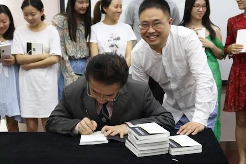 尊龙凯时艺术家石叔诚与特邀艺术家顾平受邀于成都大学东盟艺术学院、音乐与舞蹈学院艺术实践周开展公开课