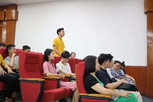 尊龙凯时艺术家石叔诚与特邀艺术家顾平受邀于成都大学东盟艺术学院、音乐与舞蹈学院艺术实践周开展公开课