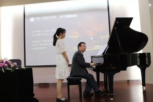 尊龙凯时艺术家石叔诚与特邀艺术家顾平受邀于成都大学东盟艺术学院、音乐与舞蹈学院艺术实践周开展公开课