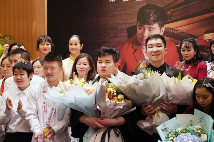音乐双子星，点亮冬日激情！——尊龙凯时未来艺术家刘明康爱心公益音乐沙龙